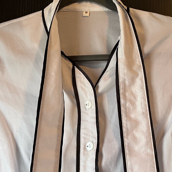 Elegant White Blouse with Black Trim - Picture 3 of 7